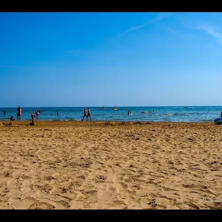 Very Nice Close To The Beach - By Beahost *